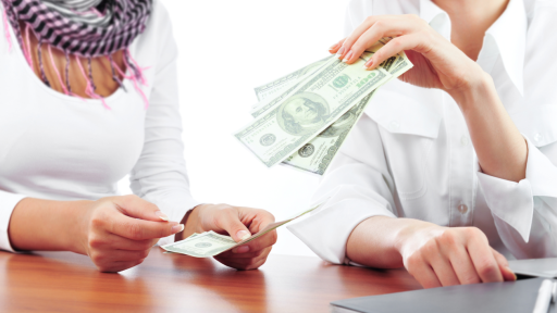 Préstamos entre amistades pueden afectar lazos afectivos